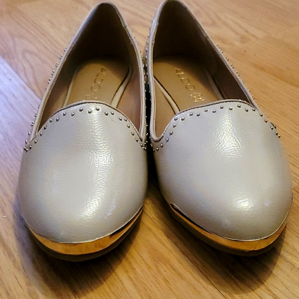 Brand new Aldo tan flats with gold 7.5
